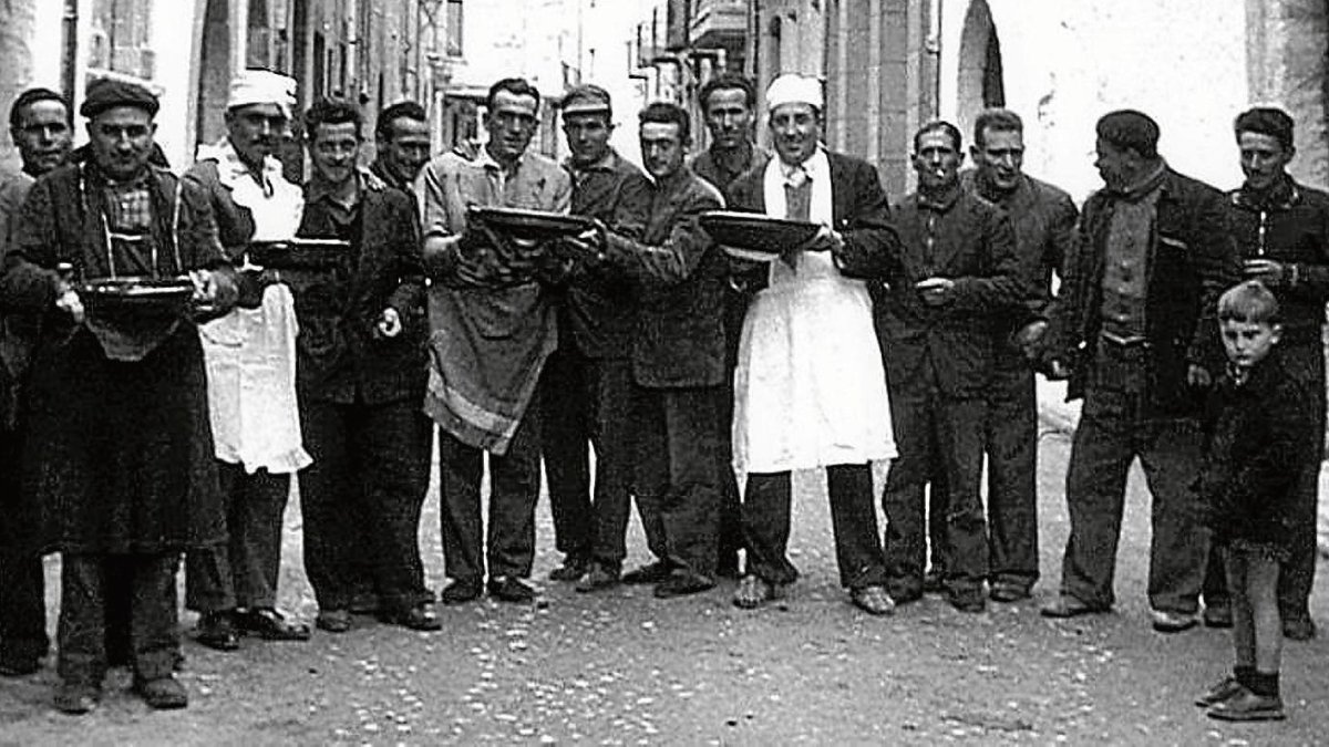 Un grup de persones després de la gelada, a Sant Mateu.