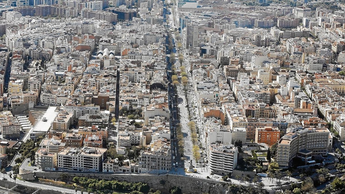 Imagen aérea del centro de la ciudad de Tarragona, la quinta capital con un parque inmobiliario más veterano del Estado.