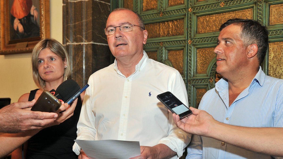 El alcalde Pellicer, en el centro, junto a sus dos socios de gobierno.