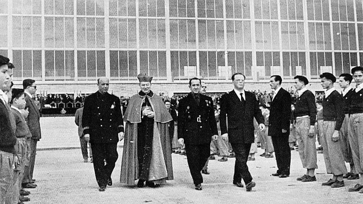 El cardenal Arriba y Castro, pasa por delante de los alumnos en posición de firmes el día de la inauguración de la Laboral.