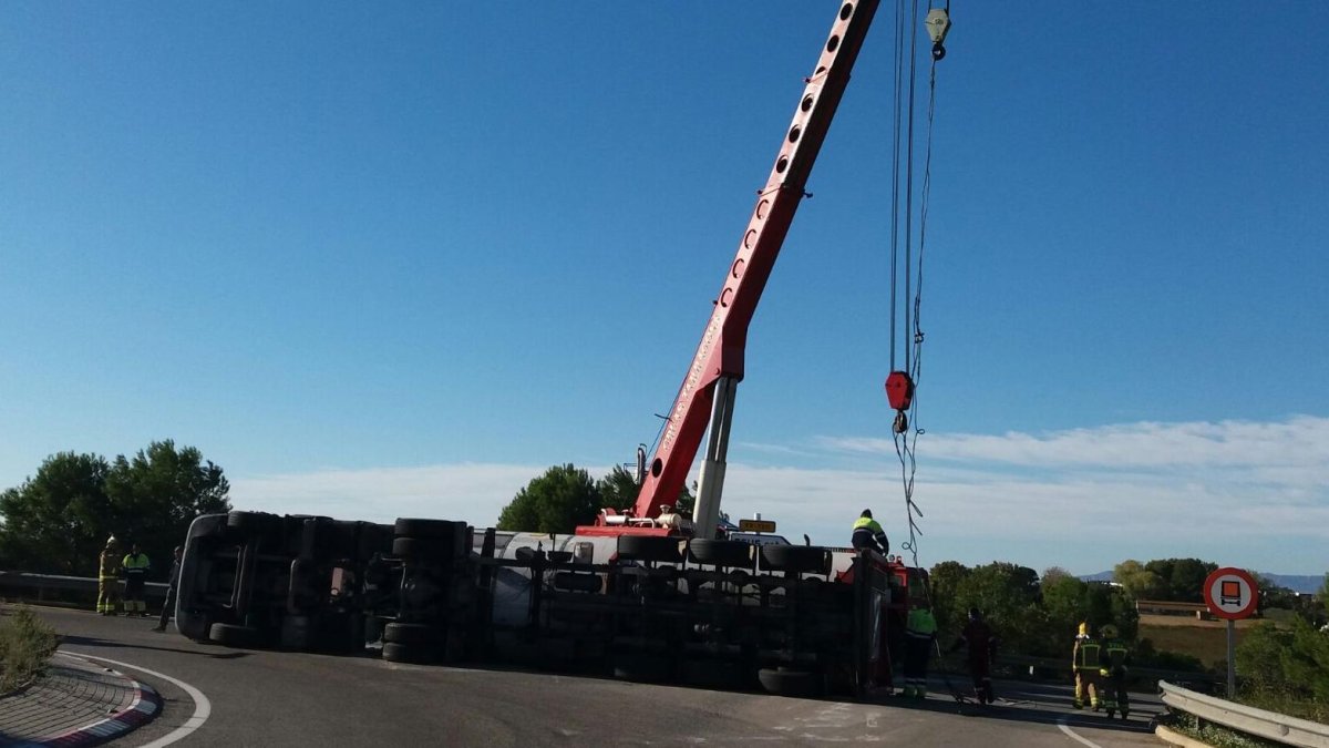 Una grúa de grandes dimensiones intenta levantar el tráiler.