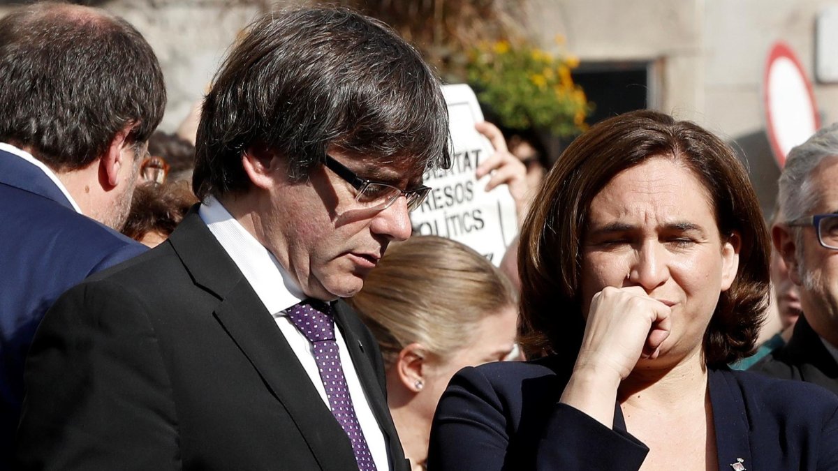 El presidente de la Generalitat, Carles Puigdemont, y la alcaldesa de Barcelona, Ada Colau