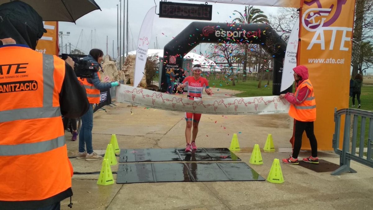 Ivet Farriols, ganadora absoluta femenina en La Ràpita, entrando a meta.