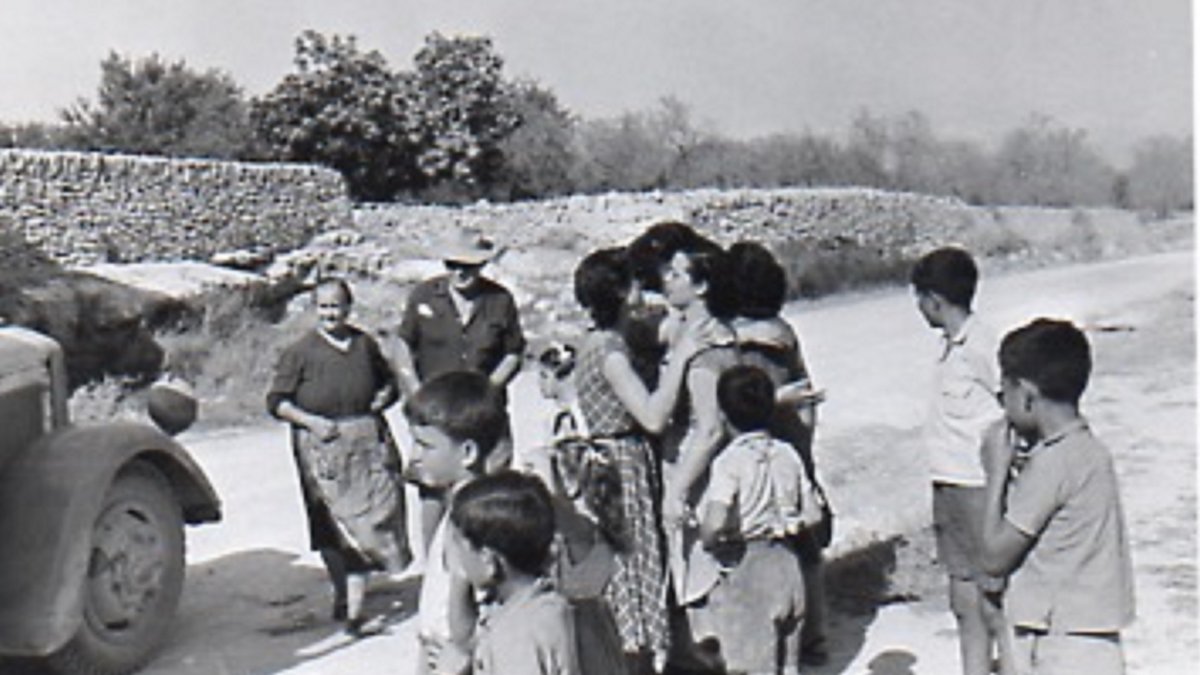 Familiars acomiadant-se dels emigrants després de la gelada de 1956, a la carretera de Sant Jordi.