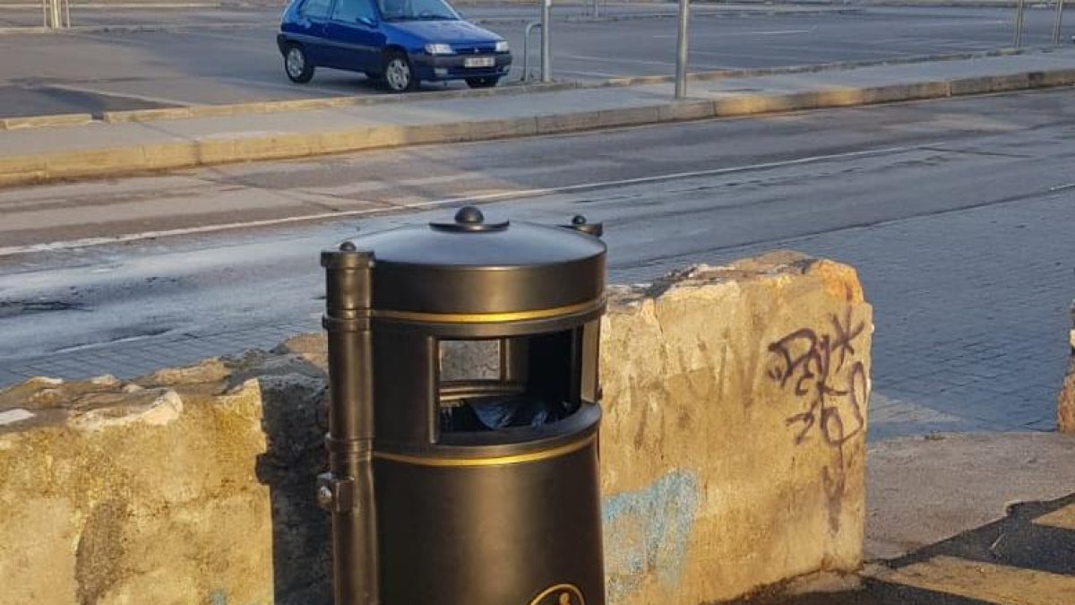 Una de las papeleras colocadas.