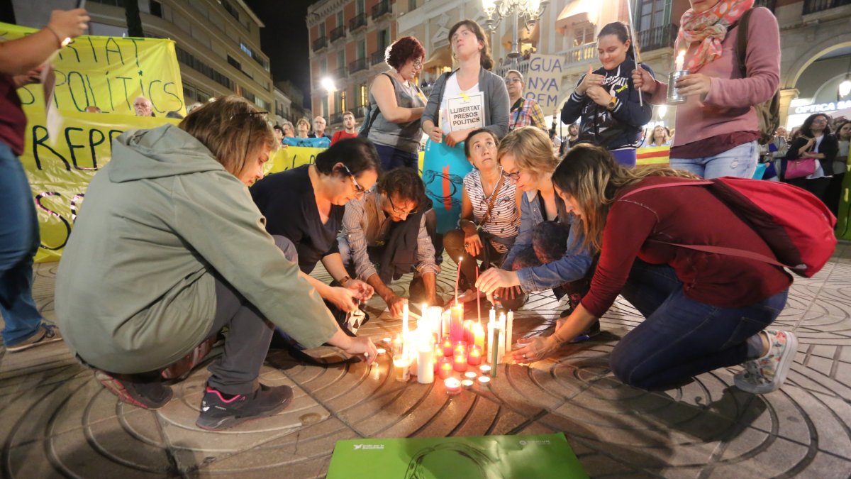 La gente ha encendido centenares de velas.