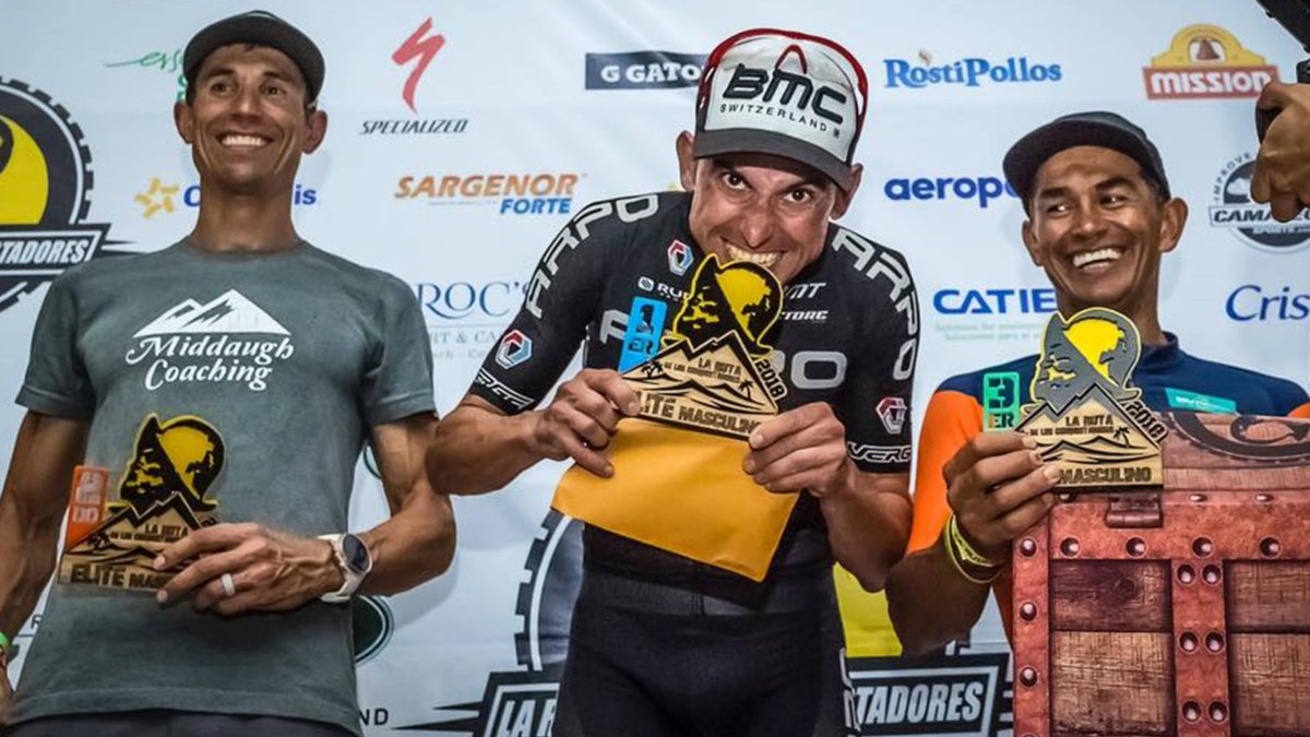 Josep Betalú (centro) con el trofeo de ganador de la 'Ruta de los Conquistadores'.