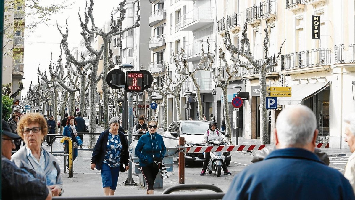 Imagen de la calle Barcelona, que seguirá como hasta ahora y finalmente no se peatonalizará esta temporada.