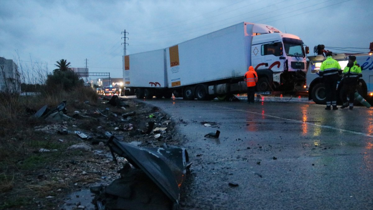 Imatge del camió i un tros del turisme on viatjaven les tres víctimes mortals en l'accident de trànsit a Coma-ruga.
