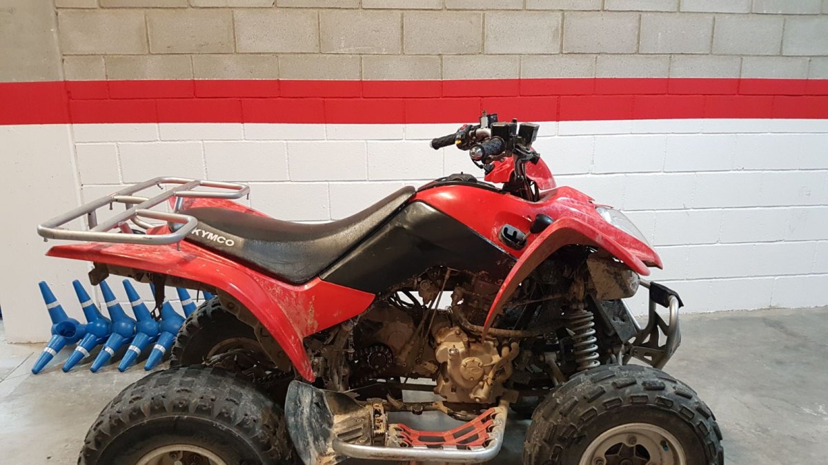 El quad rojo inmovilizado ya en comisaría de la Policía Local.