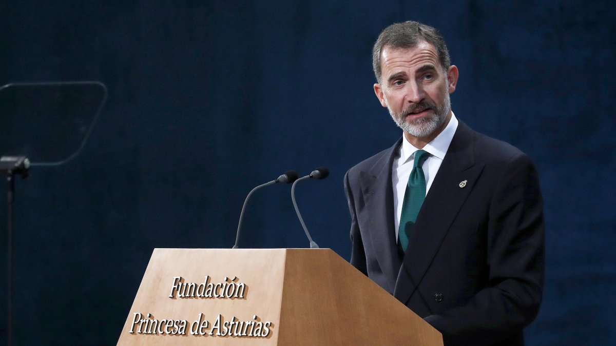 El rey Felipe durante su intervención en la ceremonia de entrega de los Premios Princesa de Asturias 2017, hoy en el Teatro Campoamor de Oviedo. EFE/Chema Moya