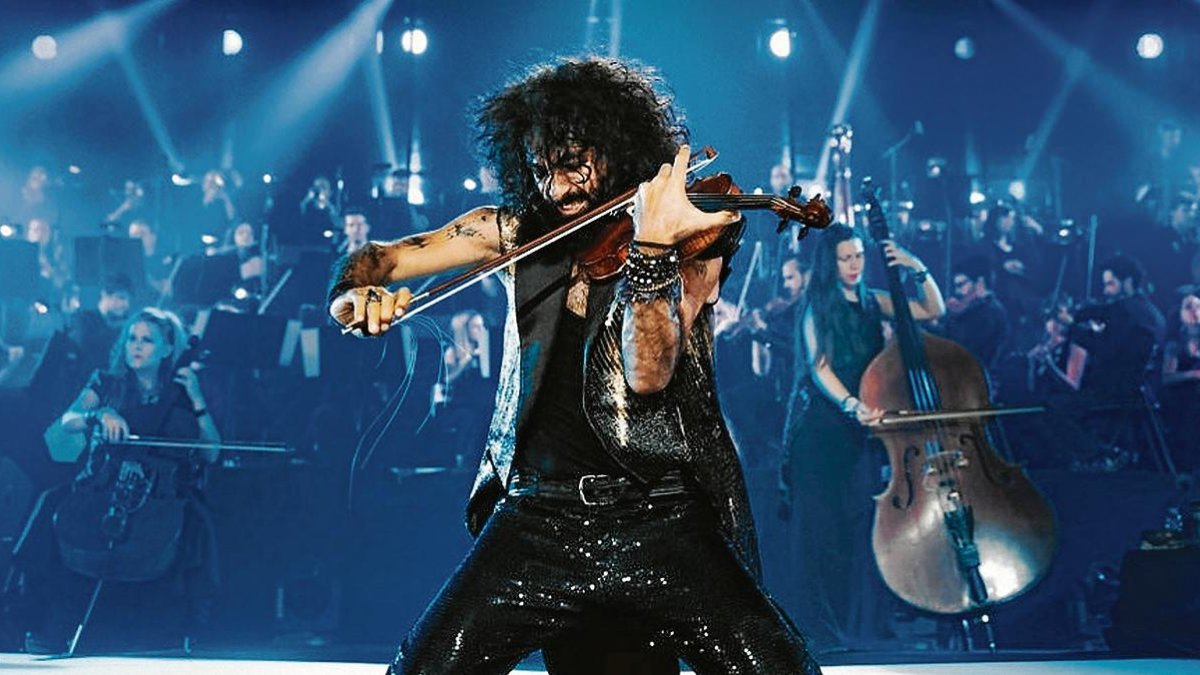 Ara Malikian, tocando el violín de rodillas como si fuera una estrella del rock. Está inmerso en la gira Royal Garage World Tour.