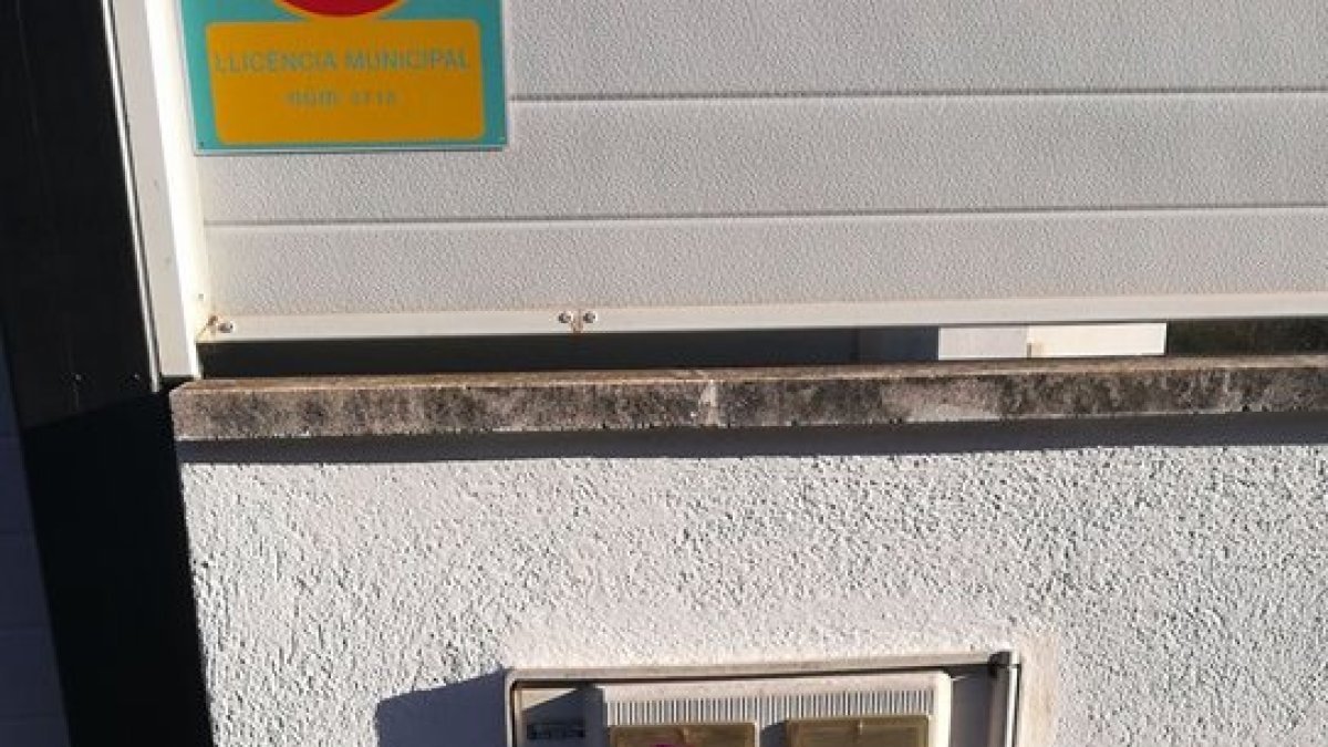 Uno de los post-it en un contador.