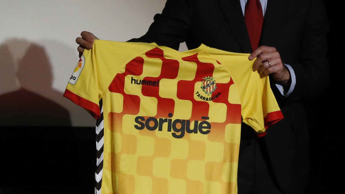 La nueva camiseta del Nàstic, del color prohibido