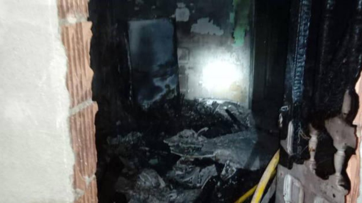 Imagen del estado en que ha quedado la vivienda incendiada. Cedida