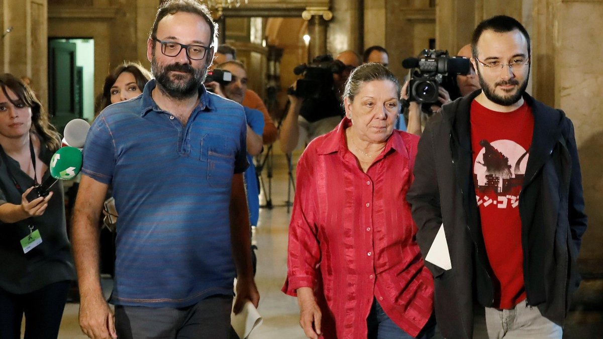 Los diputados de la CUP, Benet Salellas, Gabriela Serra y Albert Botran (d), en los pasillos del Parlament tras conocerse que el Gobierno del Estado ya prepara las medidas del artículo 155 de la Constitución. EFE
