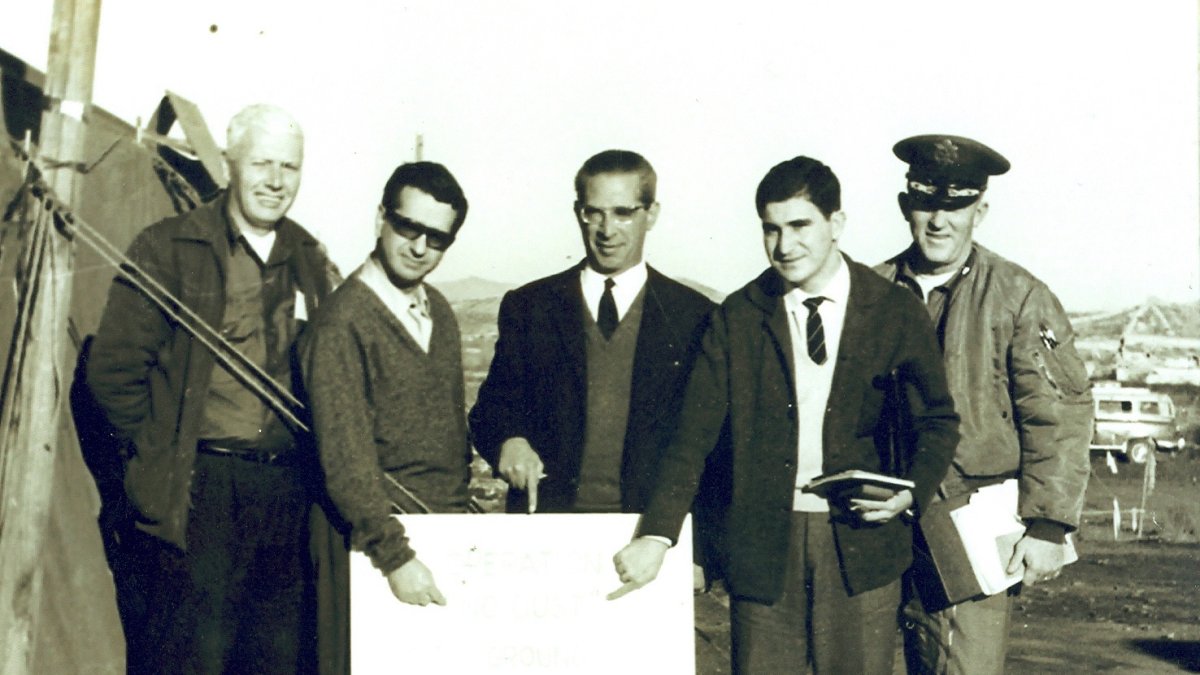 Arriba, el reactor de Vandellòs I. Abajo, militares y científicos, entre ellos Guillermo Velarde (segundo por la derecha).