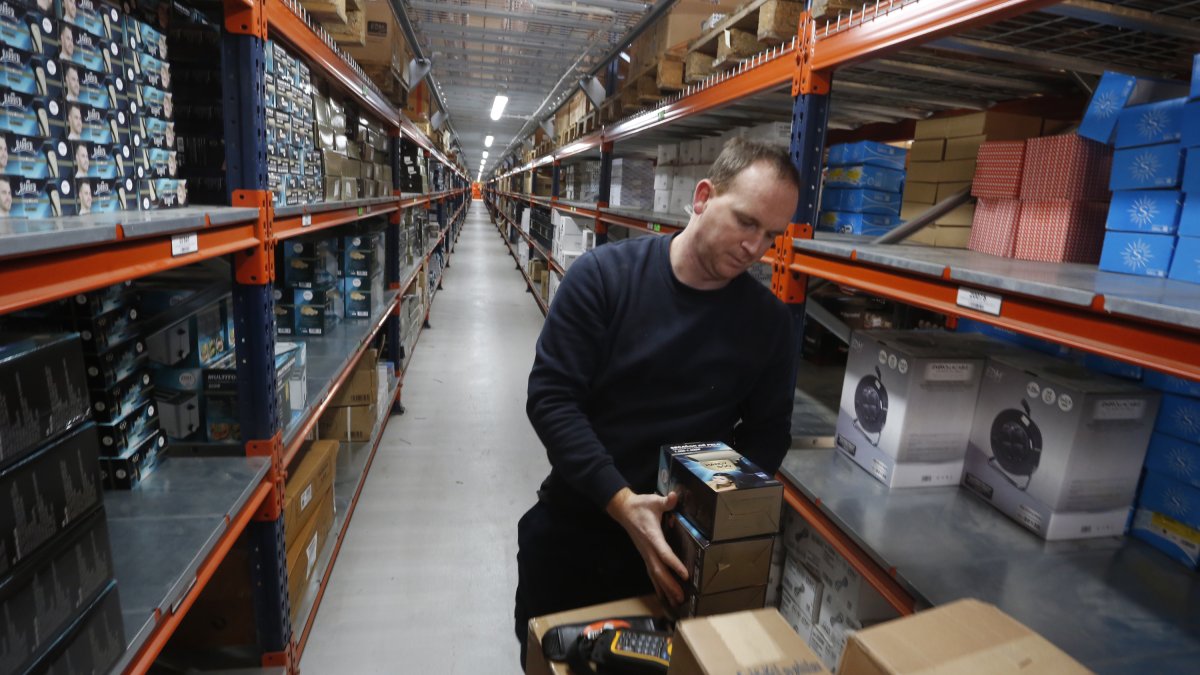 Un trabajador de la empresa coloca los productos en la nave ubicada en el polígono de Vila-seca