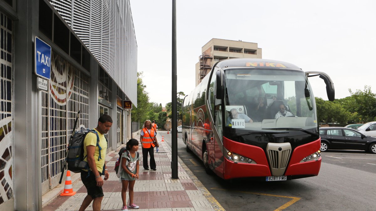 El bus del Reus de fútbol, este martes en la puerta de la estación de Renfe de Reus.