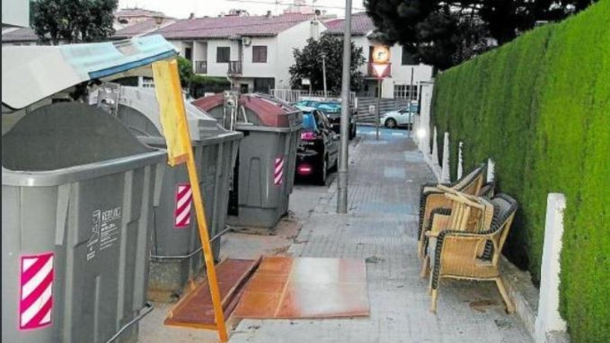Tras la quema de contenedores, vecinos de Calafell dejan la basura en ...