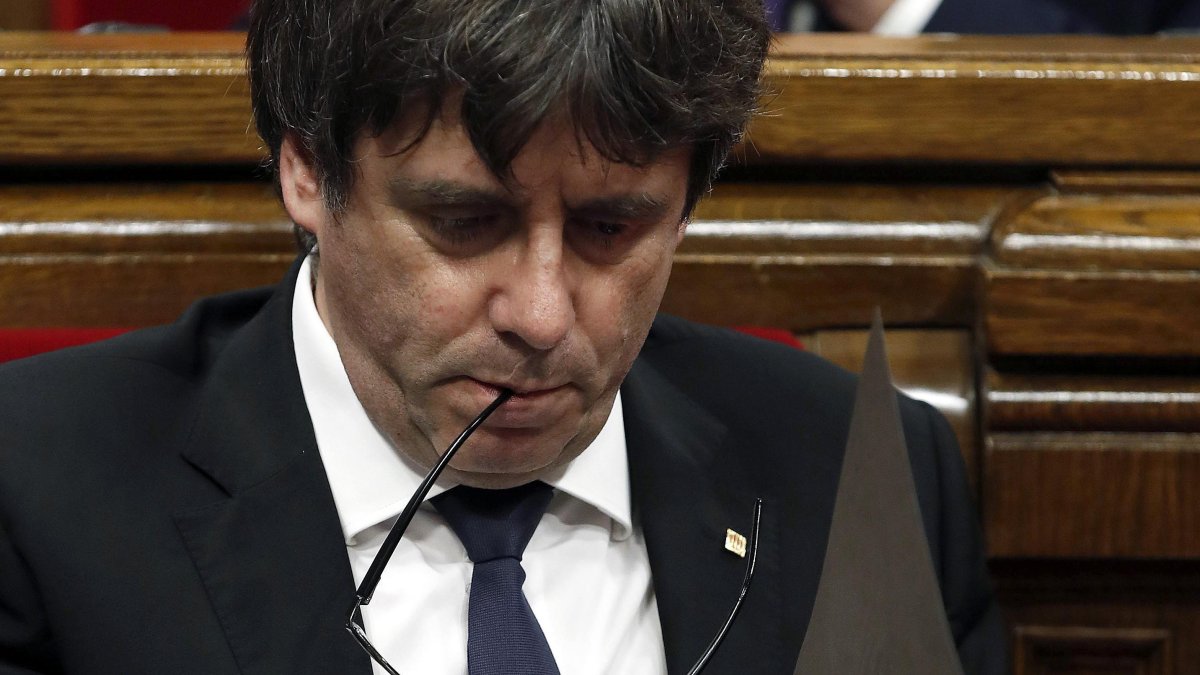 El presidente de la Generalitat, Carles Puigdemont, en su escaño del Parlamento
