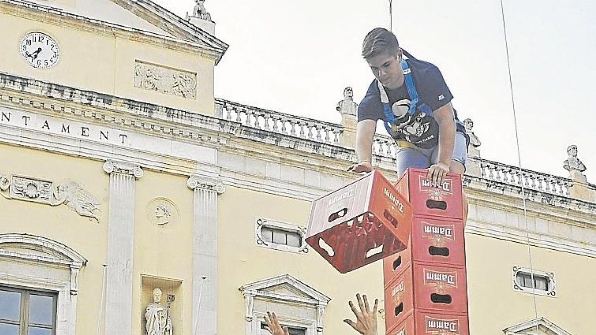 Uno de los participantes en el concurso Estibacaixes organizado por los Amics de la Colla Jove.