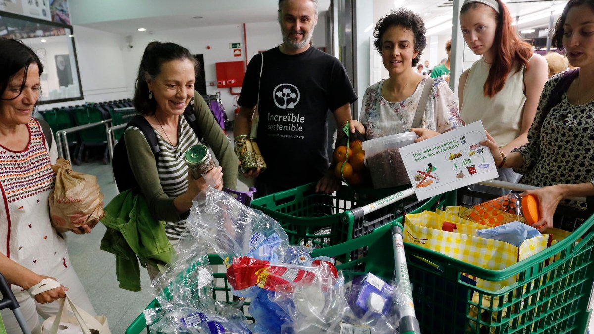 El grupo llenó un carrito lleno de plásticos.