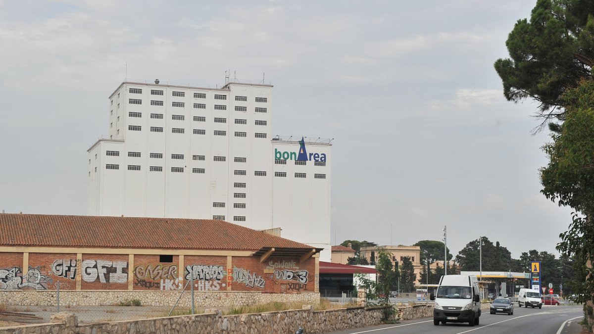 El sector se ubica junto a la carretera de Cambrils. Donde había la Comarcal, ahora hay un BonArea.
