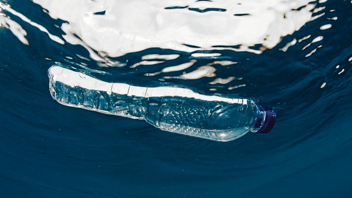 Una botella de plástico en el mar, signo de la ocntaminación por plásticos que sufren los océanos.