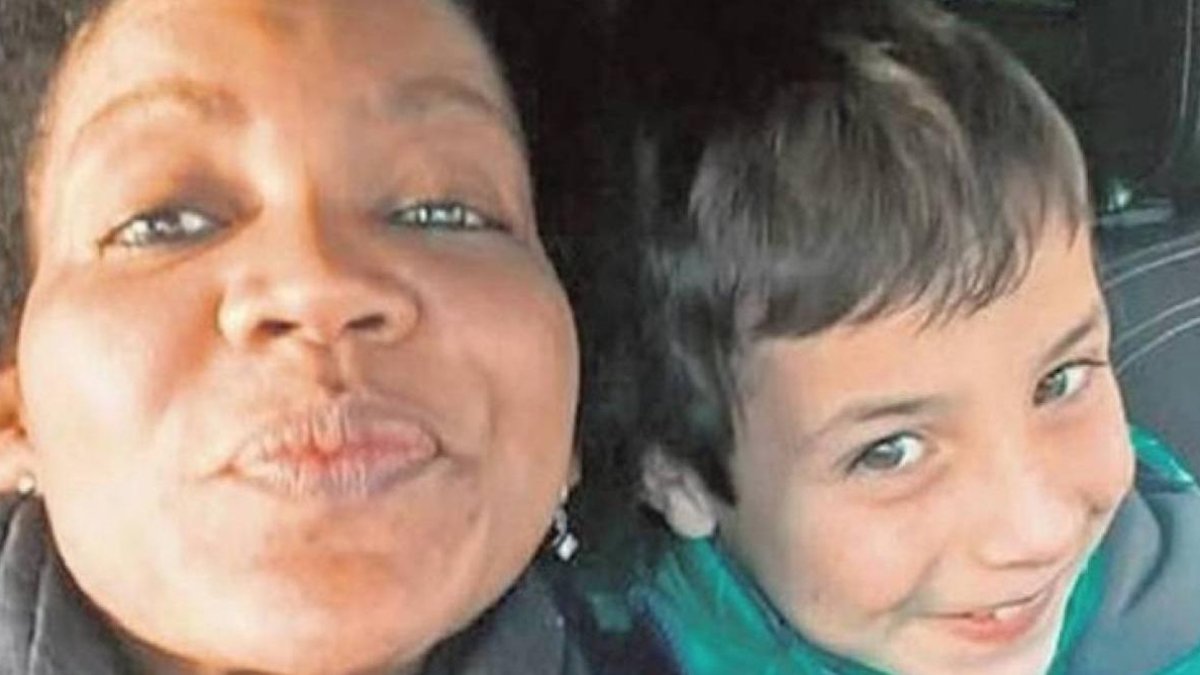 Imagen de Ana Julia Quezada junto al pequeño Gabriel. Cedida