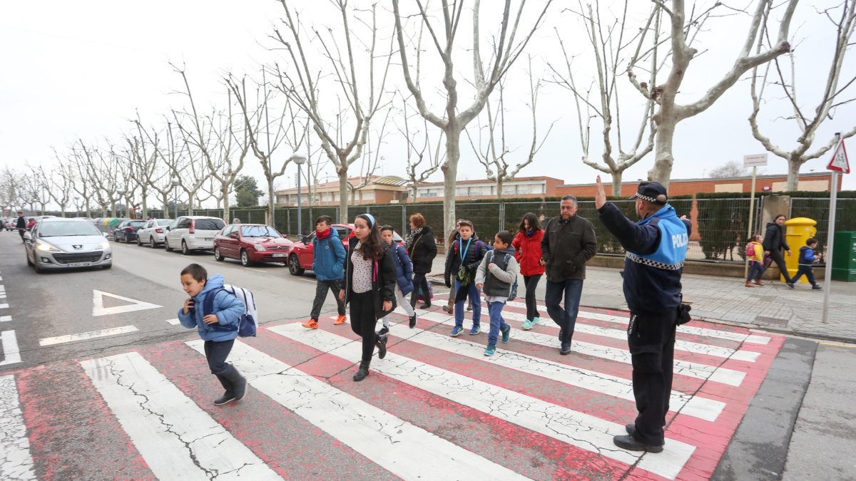 Alumnos de la Escola Mestral a la salida del colegio.