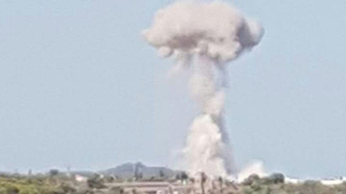 Imatge del nuvol de pols que ha aixecat la segona explosió, aquesta tarda a Alcanar Platja.