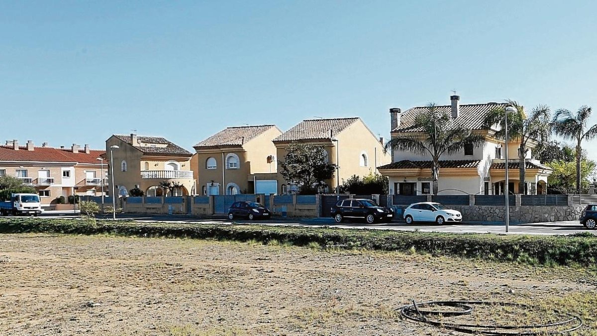 Uno de los solares del Molí de la Torre que podría acoger el huerto urbano.