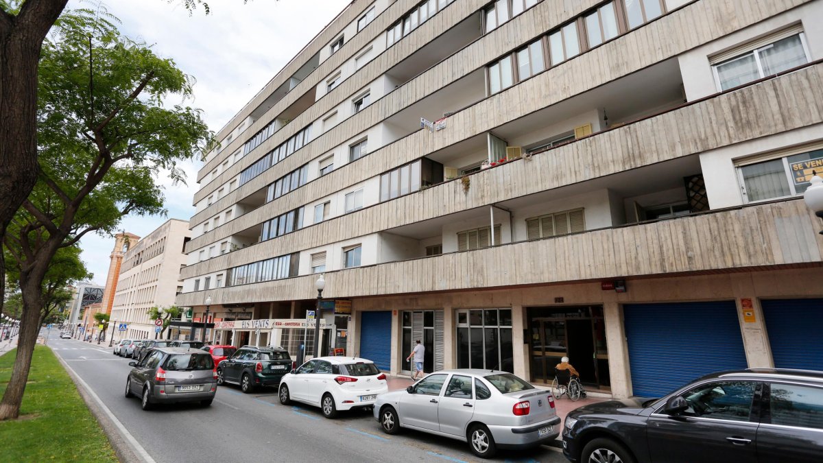 El edificio en cuestión se encuentra en la Rambla Lluís Companys, frente al Corte Inglés.