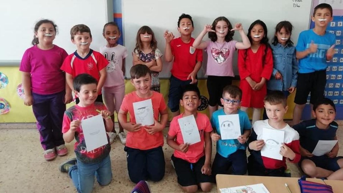 Alumnes de l’escola ampostina Soriano Montagut que han participat en el projecte ‘Cap nen sense bigoti’.