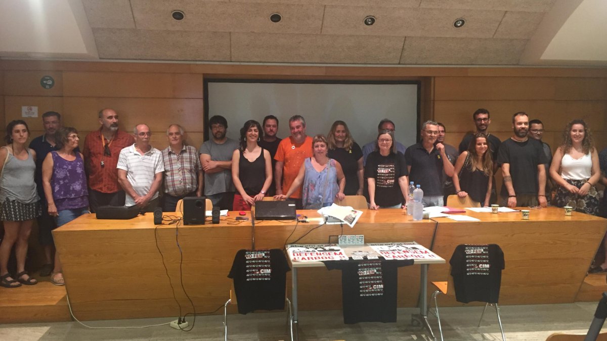 Miembros de la plataforma No Fem el CIM.