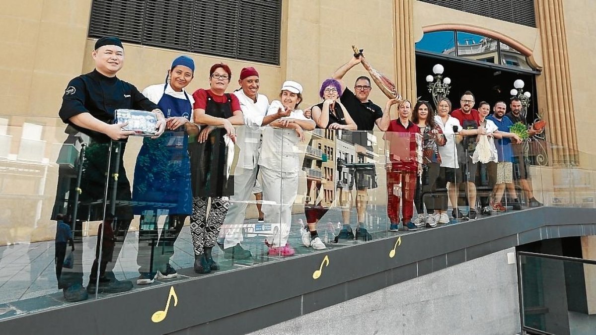 Algunos de los 15 comercios que venden en ‘Al Mercat’ y los socios de la iniciativa.