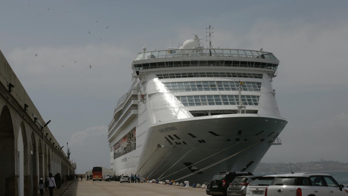 El Costa Victoria, de la naviera Costa Cruceros, atracado en el Muelle de Llevant del Port de Tarragona.