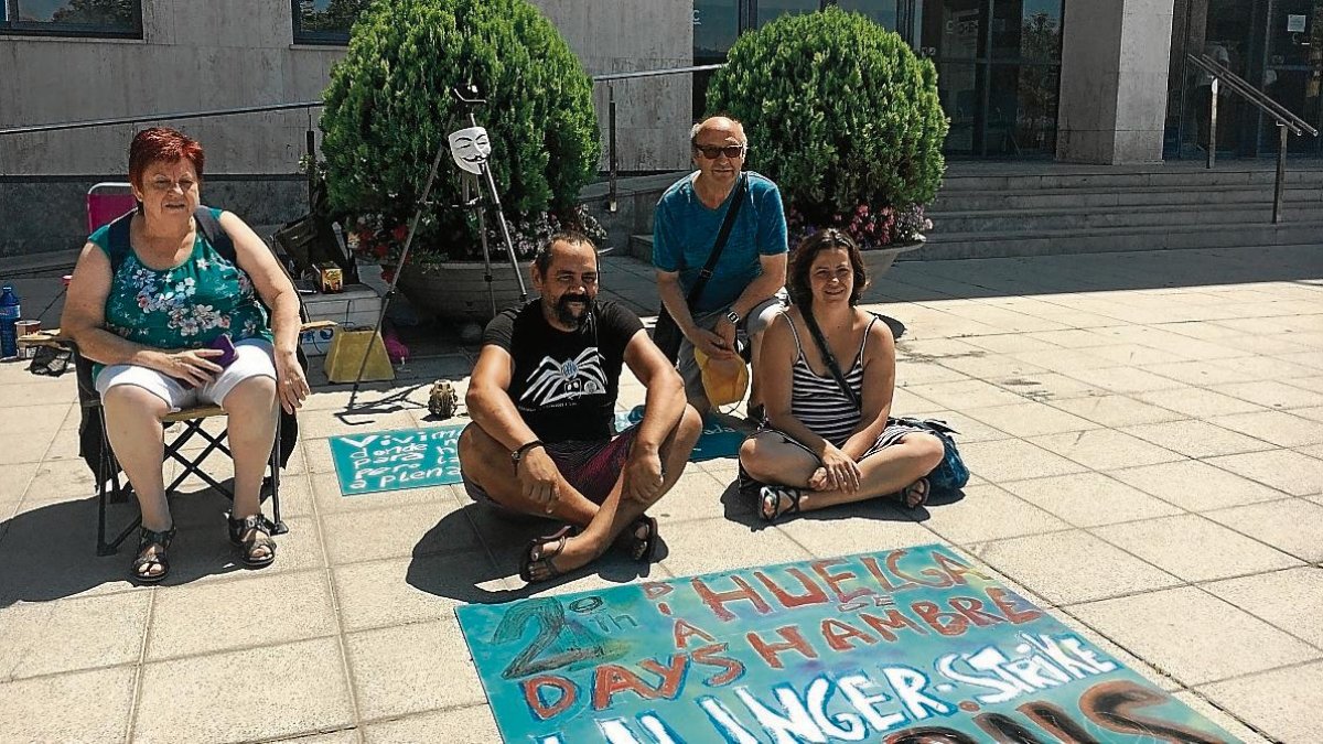 Jorge Fernández, con camiseta negra, acompañado por un grupo de simpatizantes que apoyan la huelga de hambre que inició el pasado jueves por la mañana en la plaza del ayuntamiento.