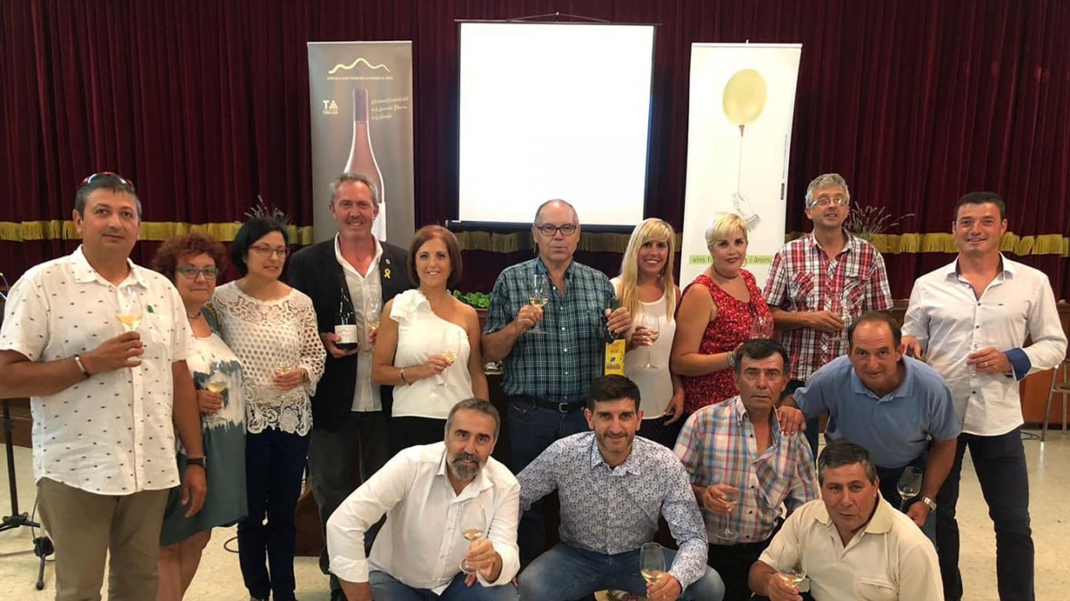 Socios productores del vino Al-fatriyya en la presentación, donde asistióel secretario de la DO Terra Alta, Jordi Rius.