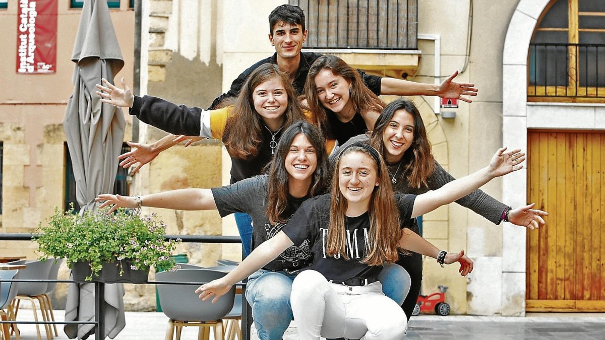 Integrantes de Meraki Teatre en la plaza del Fòrum.