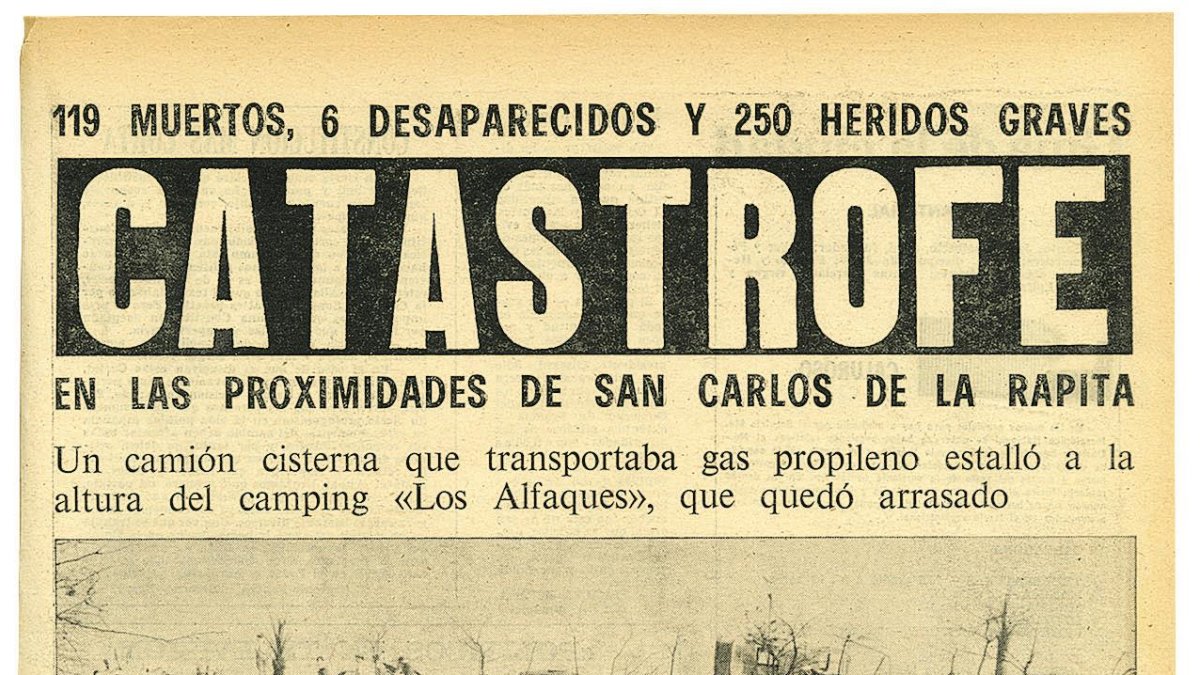 Así lo explicó el ‘Diari’ de la época. El ‘Diari de Tarragona’ de la época -por entonces ‘Diario Español’- dedicó un amplio despliegue informativo a la tragedia del camping Els Alfacs del 11 de julio de 1978. La portada del rotativo del 12 de julio (reproducida en la imagen de la izquierda) estaba dedicada en su integridad al suceso, con un titular a cinco columnas (tramado sobre color negro) en el que podía leerse la palabra ‘Catástrofe’. Una enorme