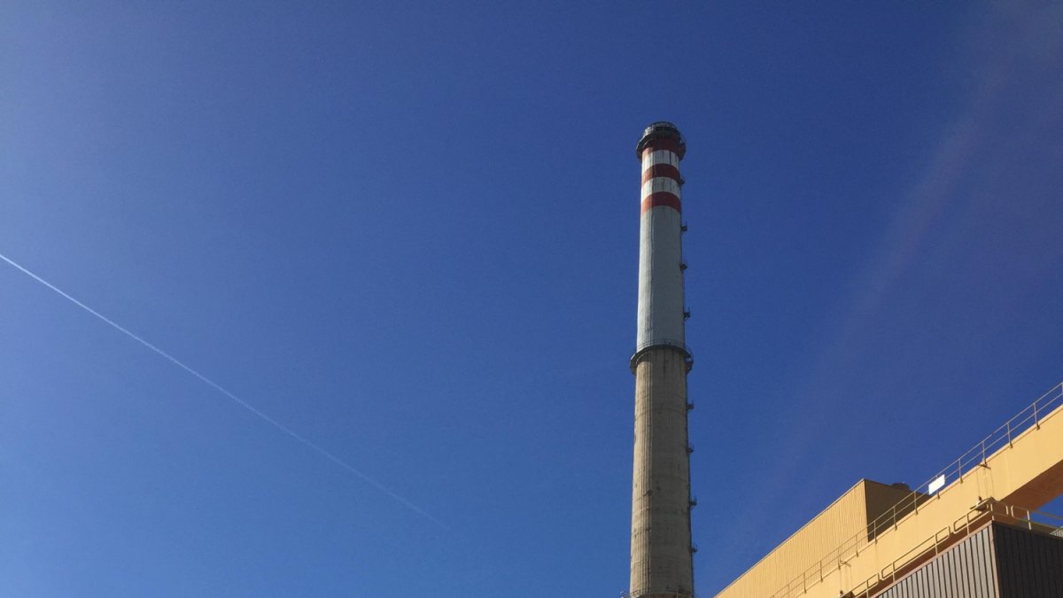 Las máquinas han comenzado el derribo del edificio.
