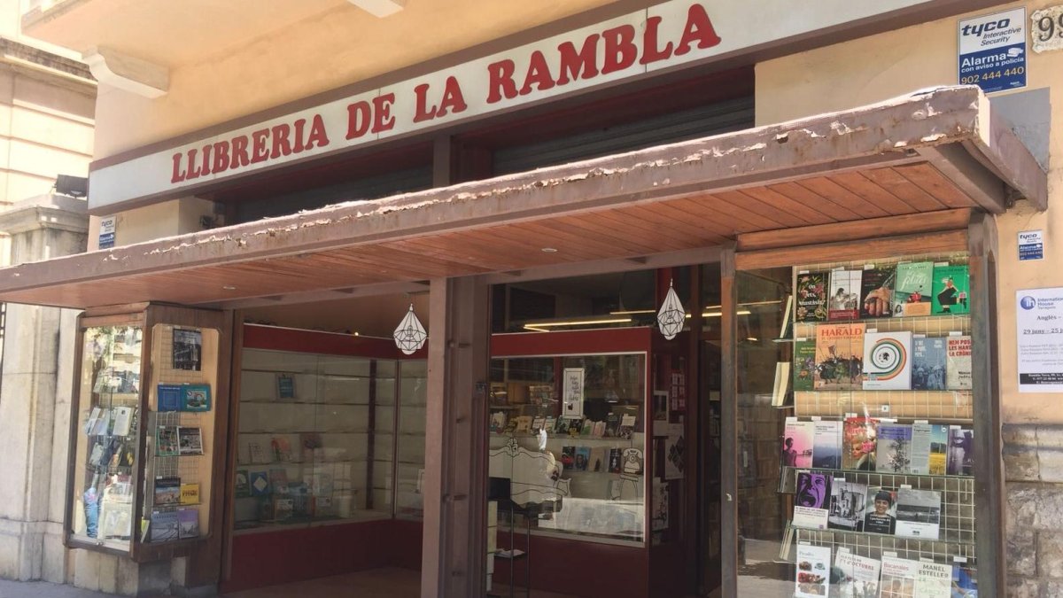 La Llibreria de la Rambla, con las estanterías ya medio vacías