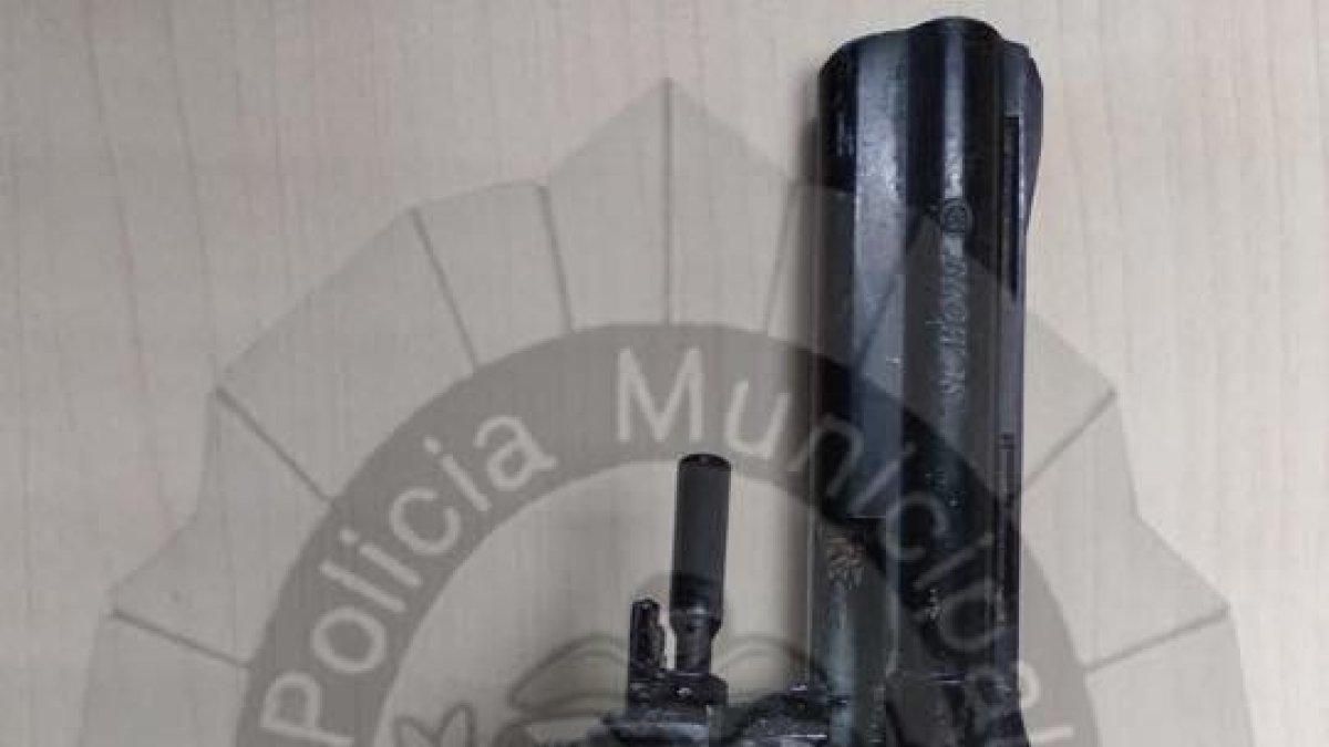 La pistola decomisada.
