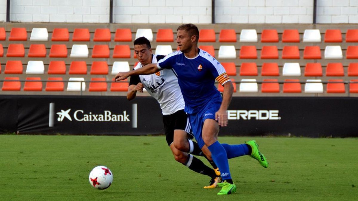 Olmo en un partido con el CF Reus