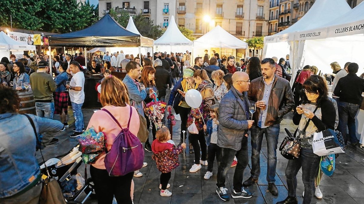 Ambient ahir a la plaça del Pati, en la primera jornada del Music Valls Va de Vins.