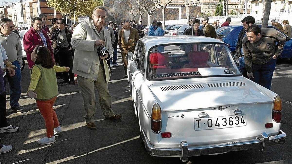 El propietario de un Siata Tarraco, en una concentración realizada en Tarragona en 2002.