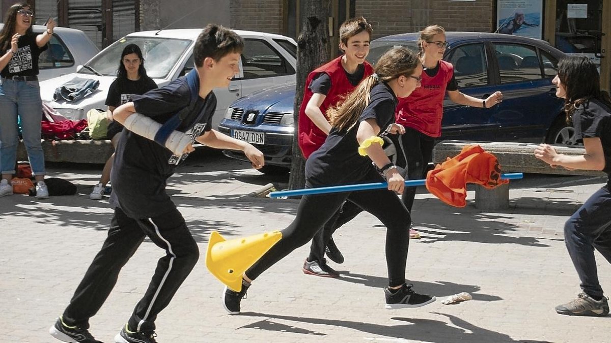 Un grup d’alumnes ahir al matí als carrers i places de Gandesa.