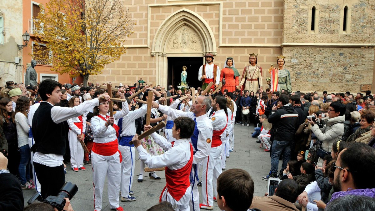 La plaza de la iglesia de Santa Maria de Cambrils acoge celebraciones culturales.